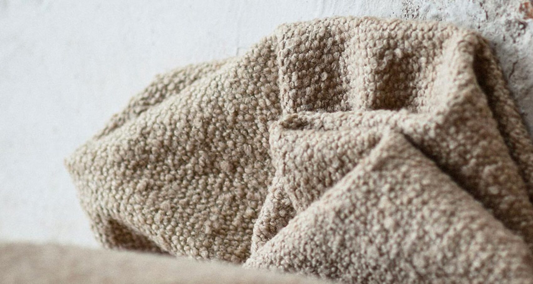 Tessuto bouclé: caratteristiche e utilizzi di un materiale dal fascino senza tempo