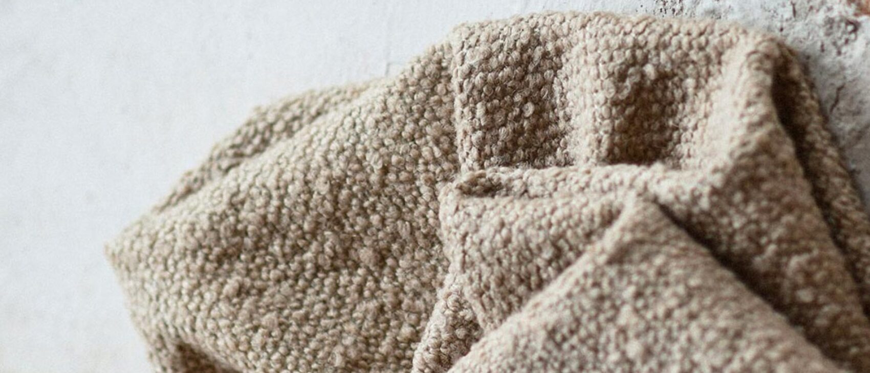 Tessuto bouclé: caratteristiche e utilizzi di un materiale dal fascino senza tempo